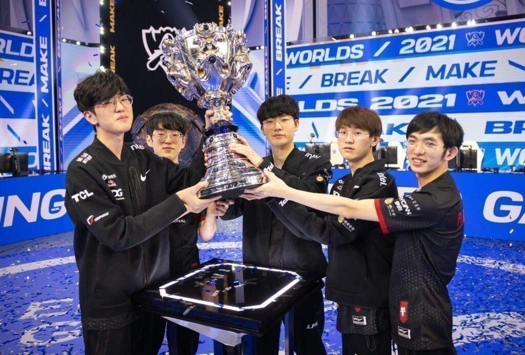 Edward Gaming, Li "flandre" Xuan Jun, Zhao "jiejie" Li Jie, Lee "scout" Ye Chan, Park "viper" Do Hyeon, Tian "meiko" Ye, Yang "maokai" Ji Song