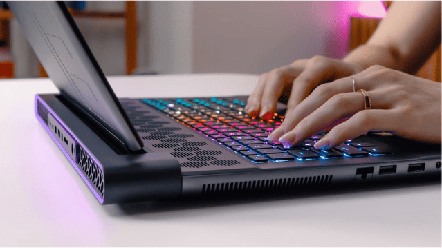 Dell Alienware M18 R1 AWM18I9HX80WH Intel Core i9-13900HX 32GB DDR5 1TB SSD RTX4080 12GB 18 inç QHD