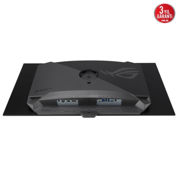 Görüntüde ASUS ROG ekran monitörü arka paneli ve bağlantı portları detayları yer almakta. Oyun ve bilgisayar donanımı için yüksek performanslı ASUS ROG ekran, çeşitli giriş ve çıkış portlarıyla donatılmış. Şık tasarımı ve teknik özellikleriyle oyuncuların ve teknolojiseverlerin ilgisini çeken bu ürün, uzun kullanım ömürlü ve garantili.