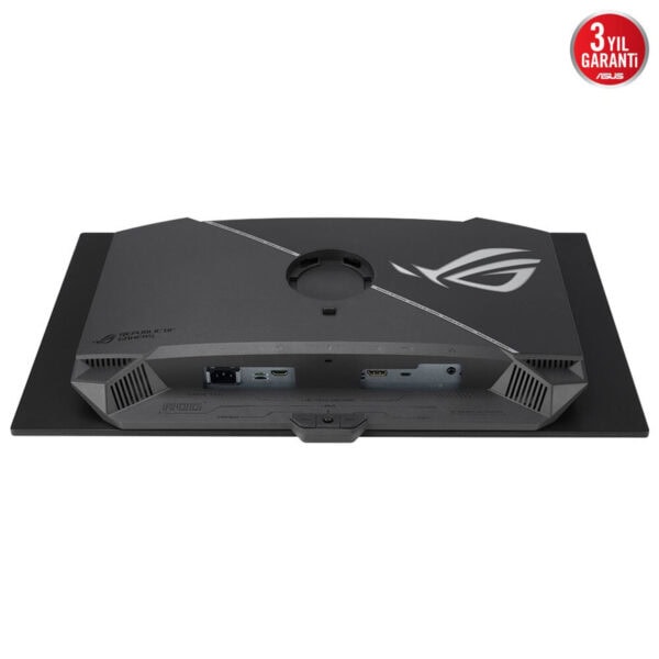 Yüksek çözünürlüklü ASUS ROG dizüstü oyun bilgisayarı arka tarafı, çeşitli bağlantı noktaları ve ROG logosuyla gösterilen performans odaklı tasarım.