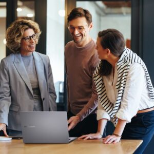 Ofis toplantısı yapan grup ve bilgisayar, ekip çalışması, işbirliği, profesyonel ortam, kadın ve erkekler, modern iş yeri, beş kişilik takım, başarı odaklı çalışma, iletişim, toplantı, iş arkadaşları, genç yetişkinler, yenilikçi çalışma ortamı, takım çalışması.