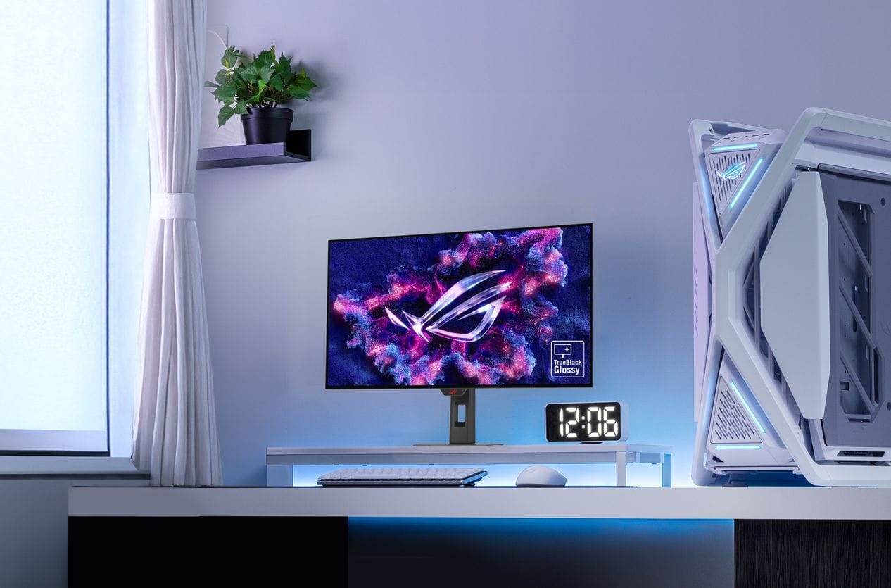 Yüksek performanslı oyun bilgisayarı ve monitör ile donatılmış modern oyuncu odası. RGB aydınlatmalı kasa ve şık tasarım, oyun tutkunları için ideal bilgisayar kuruluşi.