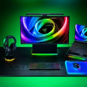 Yüksek performanslı oyun ve ofis bilgisayarı seti, RGB klavye, oyuncu mouse, kulaklık ve sırt çantası ile kurulmuş, renkli aydınlatmalı ve gaming odaklı tasarım.