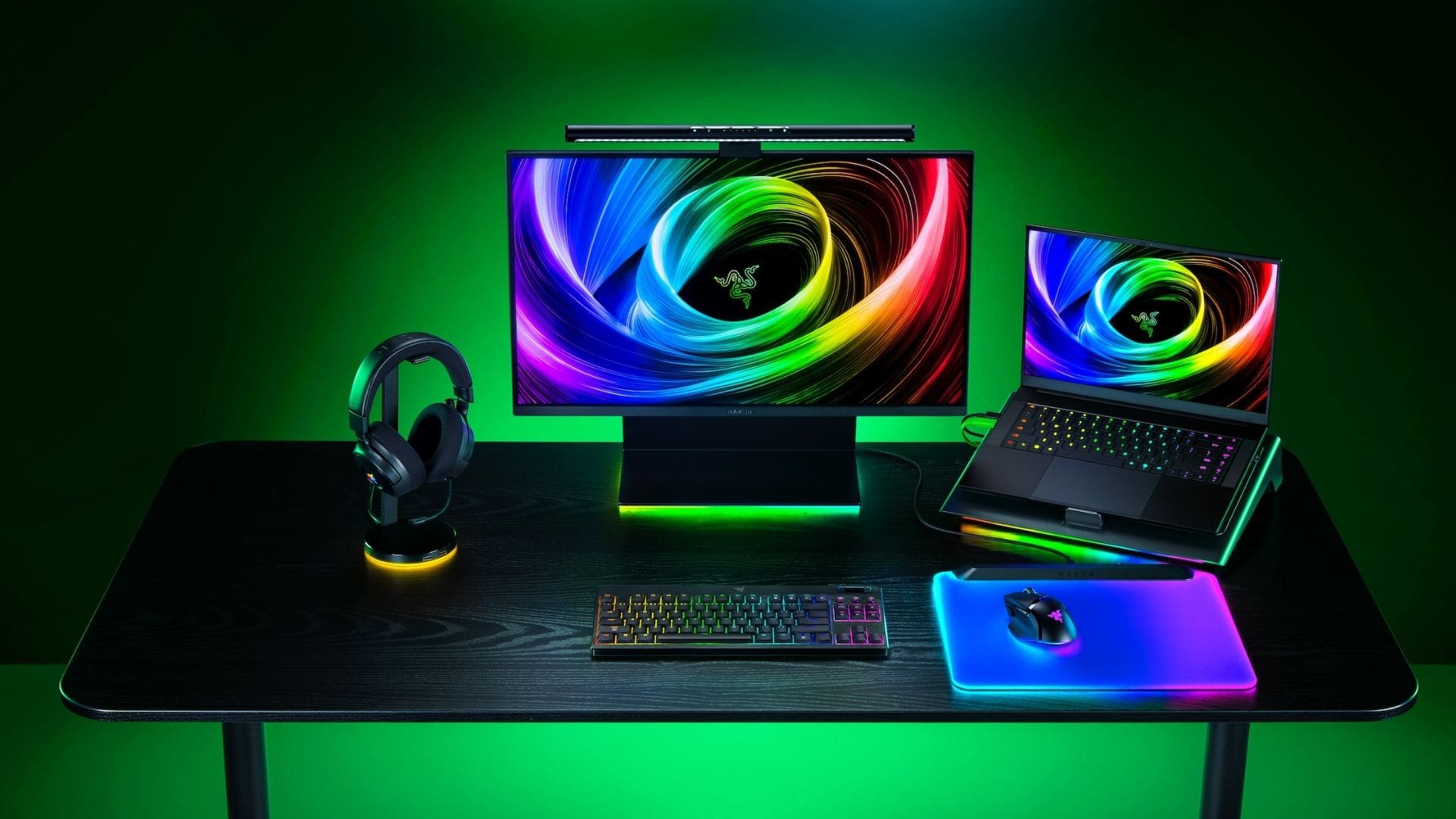 Yüksek performanslı oyun ve ofis bilgisayarı seti, RGB klavye, oyuncu mouse, kulaklık ve sırt çantası ile kurulmuş, renkli aydınlatmalı ve gaming odaklı tasarım.
