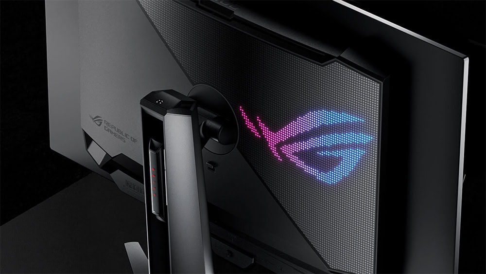 ROG Swift OLED PG32UCDMZ Yüksek performanslı oyun bilgisayarı ve oyuncu ekipmanları ile gaming ortamında eğlenen kadın oyuncu, kulaklık ve mikrofon kullanıyor, oyun stüdyosunda eğlenceli anlar yaşıyor.