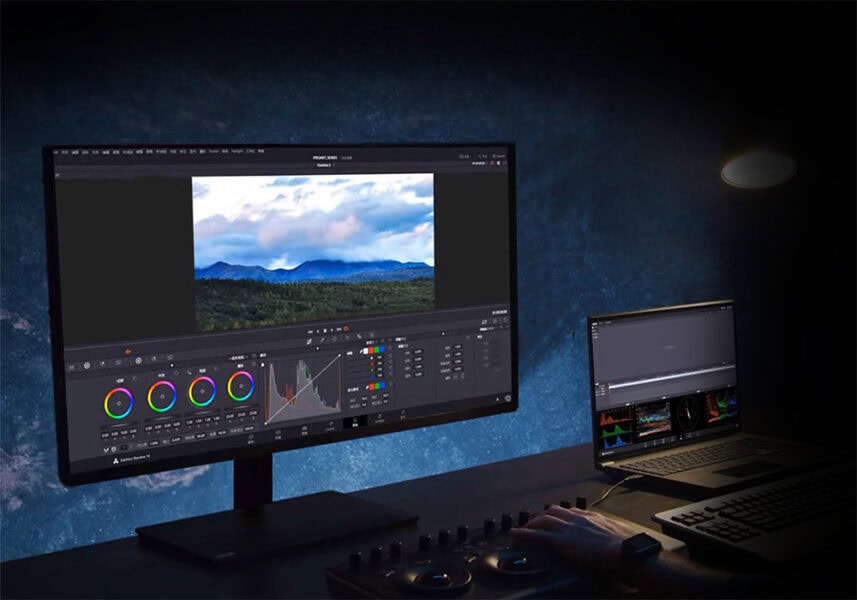ProArt Display OLED PA27DCE-K Yazılım geliştirme ve video düzenleme için yüksek çözünürlüklü monitör ile dizüstü bilgisayar kullanımı, dijital içerik üretimine uygun yüksek performanslı ekipman.
