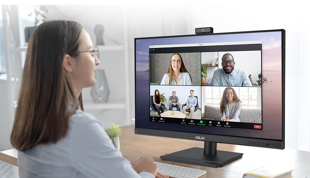 İş toplantısı video konferans ekranı, uzaktan çalışma ve dijital iletişim, profesyonel online toplantı, yüksek çözünürlüklü görüntü, modern ofis ortamı, teknolojik ekipman, verimli işbirliği.