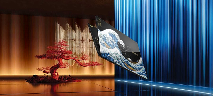 Yüksek kaliteli modern TV ekranında Japonya'dan gelen ünlü Hokusai'nin "Büyük Dalga" sanat eseri, yenilikçi ve teknolojik bir ortamda sergileniyor.