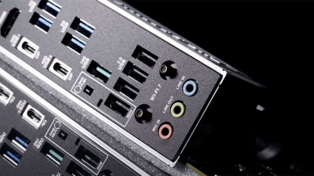 Yüksek kaliteli bilgisayar ses ve görüntü bağlantı arabirimleri, USB ve HDMI portları, ses çıkış ve giriş yuvaları ile oyun ve medya kullanımına uygun özelleştirilmiş donanım.