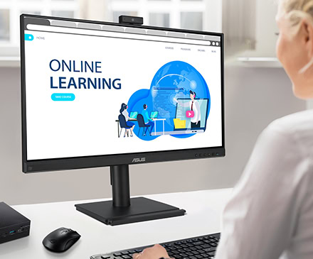 İnternet üzerinden eğitim alan bir kişinin masaüstü bilgisayarında online öğrenme platformunu kullanması.