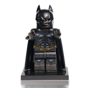 Kahraman Lego Batman figürü, siyah kostüm ve maske detaylarıyla öne çıkıyor. Güç ve cesaret sembolü taşıyan lego karakter, aksiyon dolu oyunlar ve koleksiyonlar için ideal.