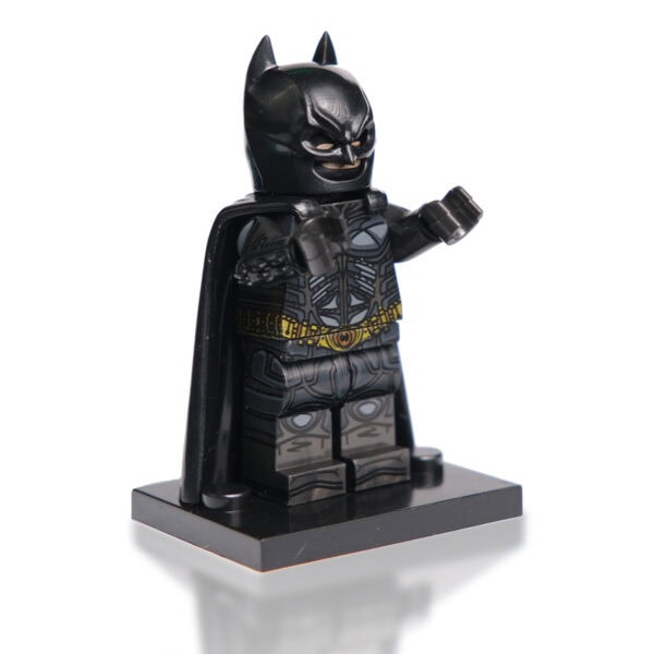 Gotham City Batman LEGO figürü, detaylı siyah kostüm ve maskesiyle dikkat çekiyor, koleksiyon ve oyuncak severler için mükemmel bir oyuncak.