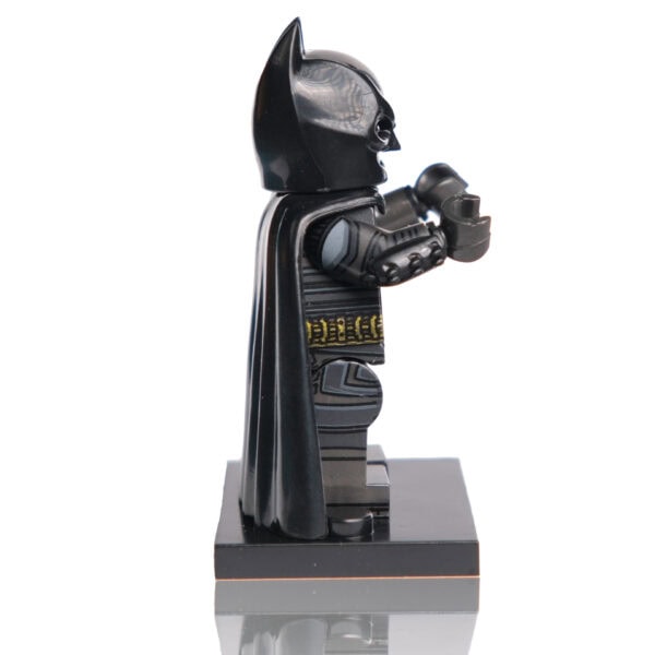 Gotham City Batman LEGO figürü, karanlık kostüm ve kalkan detaylarıyla, LEGO Batman koleksiyonu için ideal, oyun ve koleksiyon amaçlı kullanılır.