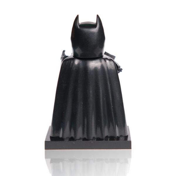 Kara Batman figürlü küçük heykel, detaylı tasarım ve karizmatik duruşu ile dikkat çekiyor, koleksiyon ve hediye seçenekleri için ideal, masaüstü dekorasyonunda kullanılır.