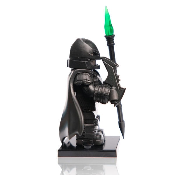 Yapay zeka ve lego oyuncaklarından oluşan kara şövalye modeli, karanlık ve güçlü bir savaşçıyı temsil eder, detaylı tasarımıyla dikkat çekici ve koleksiyonluk bir figür.