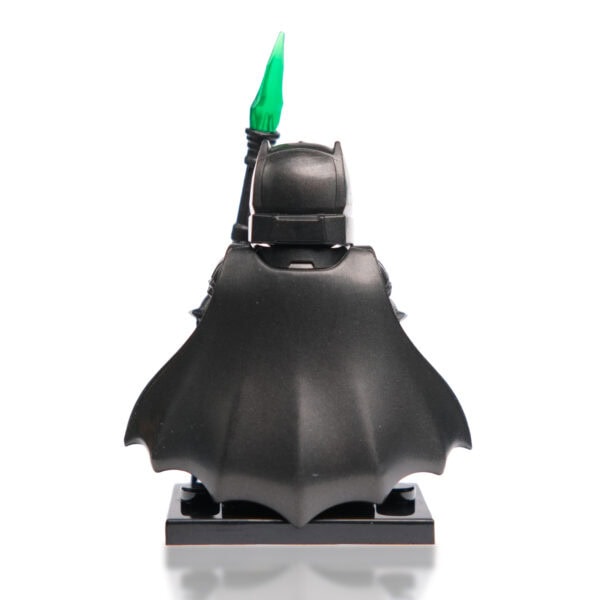 Karanlıkta parlayan yeşil kılıç tutan LEGO Batman figürü, ikonik kara kıyafet ve bat simgesi ile bilgisayar ve konsol oyunları hayranları için ideal koleksiyon parçası.