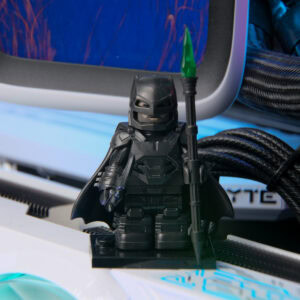 Lego Batman karakteri, bilgisayar ve oyun aksesuarları, teknoloji ve oyun temalı görsel, bilgisayar ortamında yaratıcı ve eğlenceli tasarım.