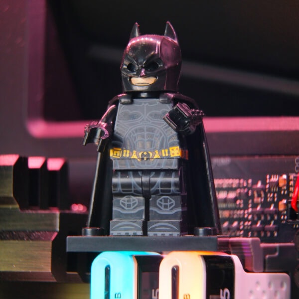 Yaratıcı LEGO Batman figürü, siyah yapısı ve detaylı tasarımıyla dikkat çekiyor, lego ve cosplay tutkunları için mükemmel bir koleksiyon parçası.