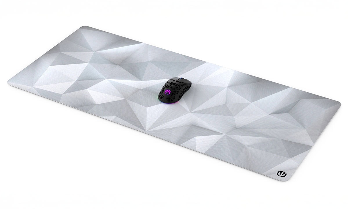 Yüksek performanslı oyun mouse pad'i ve siyah oyun faresi, modern ve şık tasarımıyla gaming ve e-spor için uygun, kaymaz yüzey ve optimal hareket imkanı sunar.