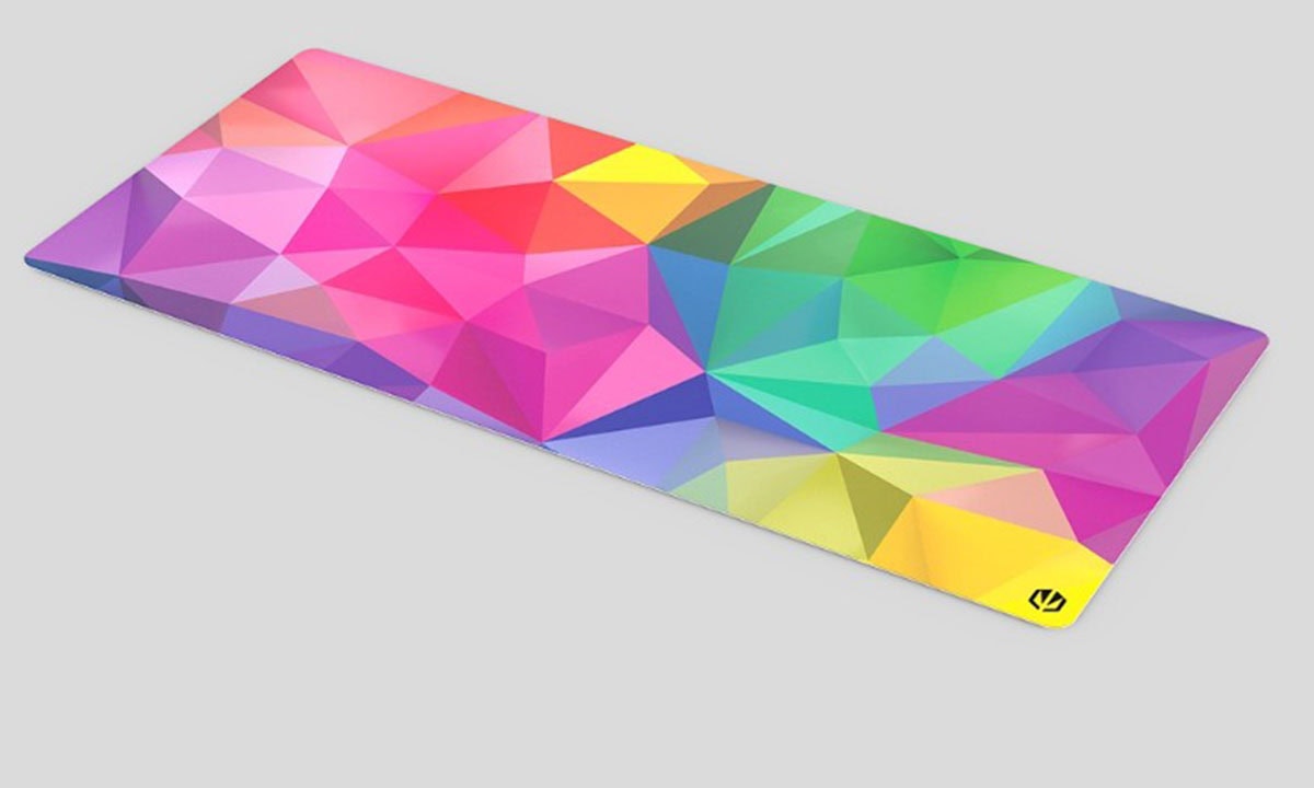 Parlak çok renkli geometrik desenli oyun matı, çocuklar ve yetişkinler için eğlenceli ve renkli oyun alanı, çocuk odası veya oyun odası dekorasyonuna uygun.