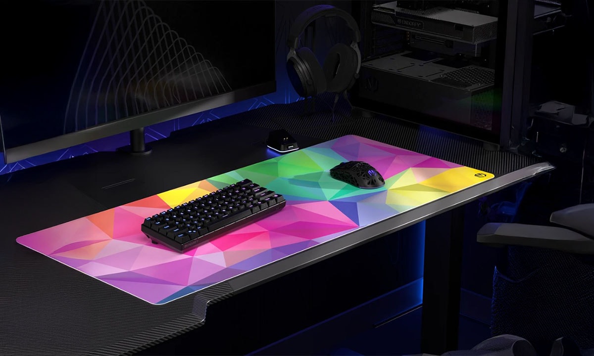 Renkli RGB aydınlatmalı gaming mouse ve mekanik klavye ile gaming masası. Oyuncu bilgisayarı ve gaming aksesuarları ile donatılmış oyun odası dekorasyonu.
