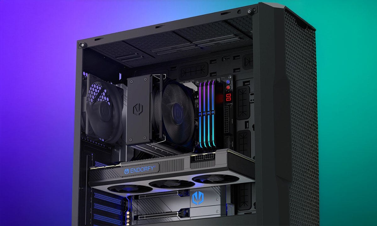 Yüksek performanslı oyun ve bilgisayar bileşenleriyle donatılmış açık kasa bilgisayar sistemi. Güçlü grafik kartı, CPU soğutucu ve RGB RAM'lerle donanım özellikleri öne çıkıyor.