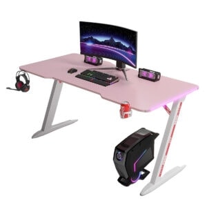 Farklı renklerde LED aydınlatmalı gaming masası, bilgisayar ve çevre birimleriyle donatılmış, modern ve şık tasarımıyla oyun keyfini artıran özelliklere sahip.