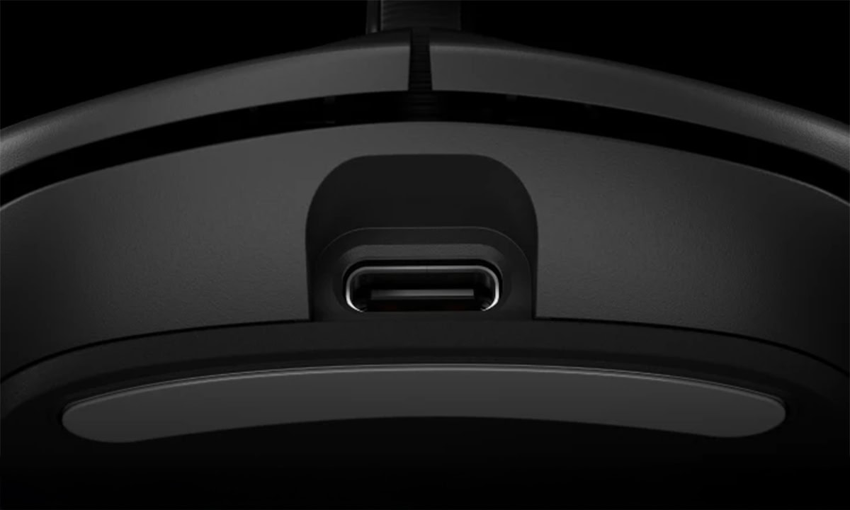 Yüksek çözünürlüklü oyun konsolu kontrol cihazı USB-C şarj portu detayları.