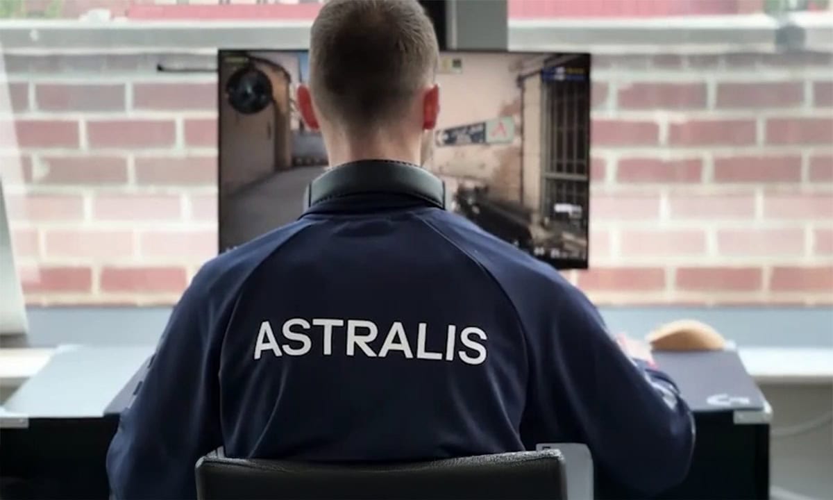 Yarış disiplinli oyuncu bilgisayar başında, Astralis takımı formasıyla e-spor ve Counter-Strike oyunları oynuyor.