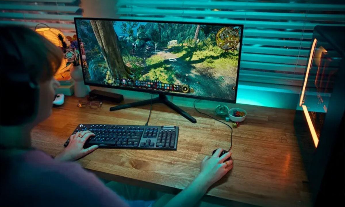 Yüksek çözünürlüklü oyun bilgisayarıyla oyun oynayan kişi, geniş ekranlı monitörde fantastik bir oyunu deneyimliyor. Oyun meraklıları için en iyi donanım ve oyun içeriği ile dolu, gelişmiş grafik ve performans sunan bir gaming setup.
