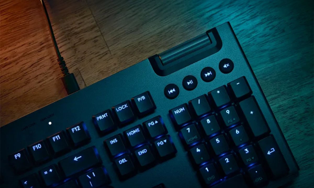 Gamer klavye ve ses kontrol düğmeleri ile oyun keyfini artıran teknolojik ürün. Yüksek performanslı oyun klavyesi ve ses kontrolleri, oyun tutkunlarına özel tasarım.