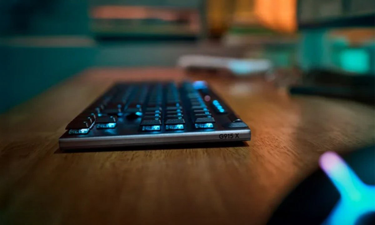 Gamer klavye, masaüstü bilgisayar, gaming ekipmanları, RGB ışıklı klavye, bilgisayar oyunları, ofis ekipmanları, masaüstü bilgisayar ve aksesuarlar, modern gaming klavye, masa üstü çalışma ortamı.