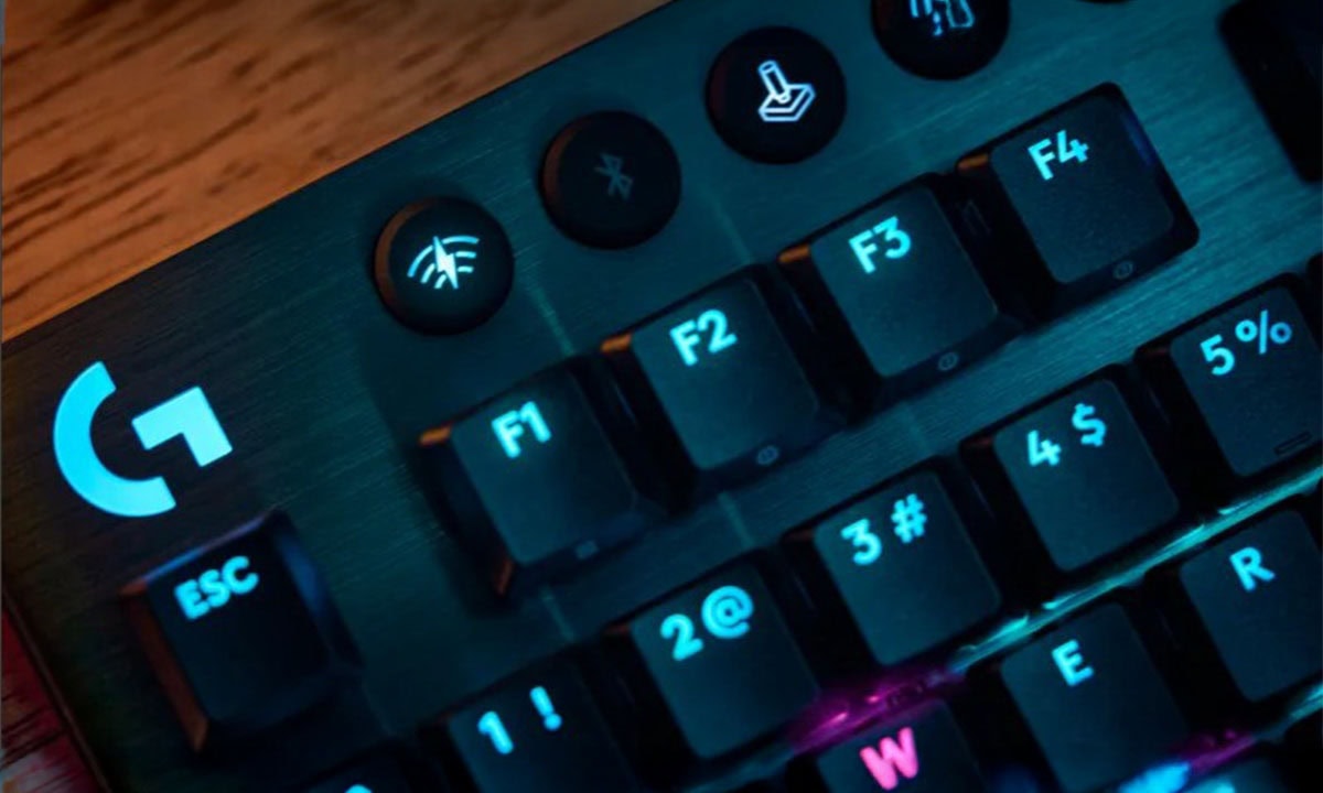 Yapay ışıkla aydınlatılmış bilgisayar gaming klavye, mekanik tuşlar ve özelleştirilebilir RGB aydınlatma detaylarıyla, oyun ve performans odaklı en iyi oyun klavyesi görseli.