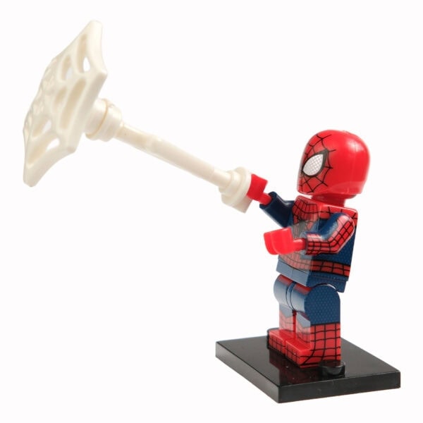 Farklı bir Lego Spider-Man figürü, web atmak için bir zarfa tutuyor, çocuklar ve hayranlar için mükemmel oyuncak koleksiyonu.
