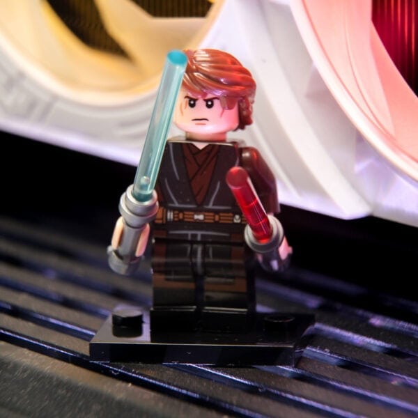 Lego Star Wars Jedi karakteri figürü, ışın kılıcı tutarken detaylı ve oyun temalı tasarımıyla koleksiyon ve oyun severler için ideal.