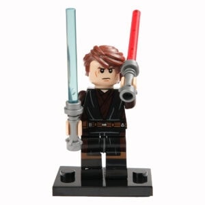 Yüksek detaylı lego Star Wars figürü, dikkat çekici yüz ifadesi ve ışın kılıcı ile öne çıkıyor, savaş sahnesi temasıyla en iyi oyun ve koleksiyon malzemeleri arasında yer alıyor.
