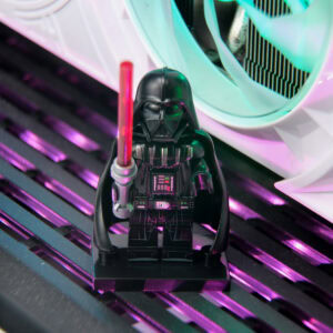 Noel Darth Vader LEGO figürü ve ışıklı kılıcı ile gökyüzü temalı arka planlı bir oyuncak koleksiyonu, çocuklar ve yetişkinler için en iyi hediye ve koleksiyon parçası.