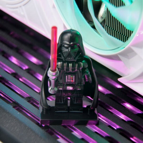 Noel Darth Vader LEGO figürü ve ışıklı kılıcı ile gökyüzü temalı arka planlı bir oyuncak koleksiyonu, çocuklar ve yetişkinler için en iyi hediye ve koleksiyon parçası.