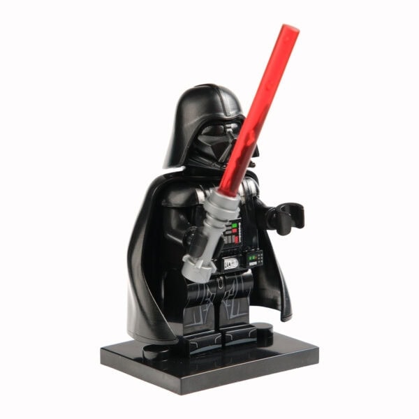 Alt metin: Lego Darth Vader figürü, kırmızı ışın kılıcı tutarken, detaylı siyah kostüm ve kostüm detaylarıyla tasarlanmış, Star Wars temalı oyuncak.