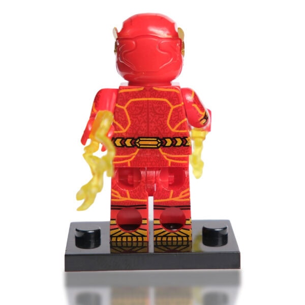 Parlayan kırmızı ve sarı renkli Süper Kahraman LEGO figürü, detaylı tasarımıyla öne çıkıyor, koleksiyon ve oyuncak severler için idealdir.