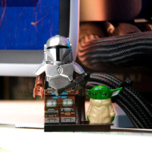 Farklı temalı oyuncak figürler, LEGO Star Wars Mandalorian ve Baby Yoda (Grogu) figürleri, popüler oyunlar ve koleksiyonlar için uygun koleksiyon parçaları.