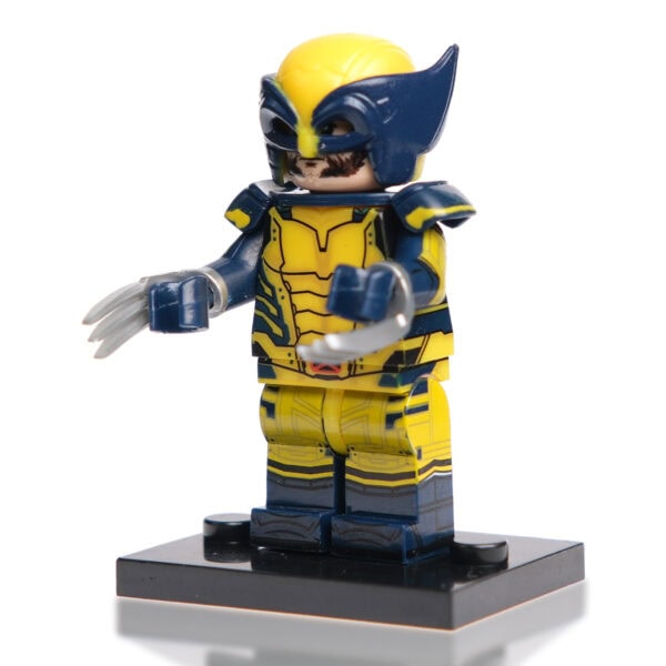 Yüksek detaylı X-Men Wolverine LEGO figür modeli, kostüm detaylarıyla dikkat çekiyor, güçlü savaşçı görünümü ve koleksiyonluk değer.