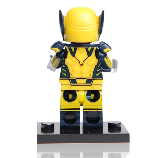Yenilmez Fortnite karakteri LEGO figürü, sarı ve mavi renkli detaylara sahip, savaş ve macera oyunu temasıyla tasarlanmış, koleksiyonluk oyuncak.