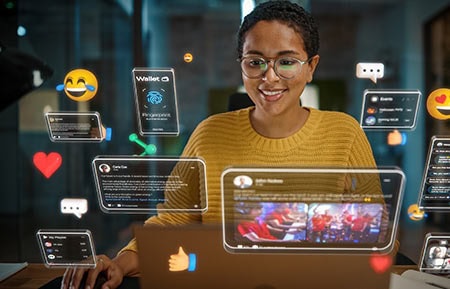 ASUS NUC 15 Pro+ Sanal iletişim ve finans yönetimi uygulamalarıyla çalışan kadın, dijital dünyada güvenli ve gelişmiş mobil teknolojiler kullanıyor.