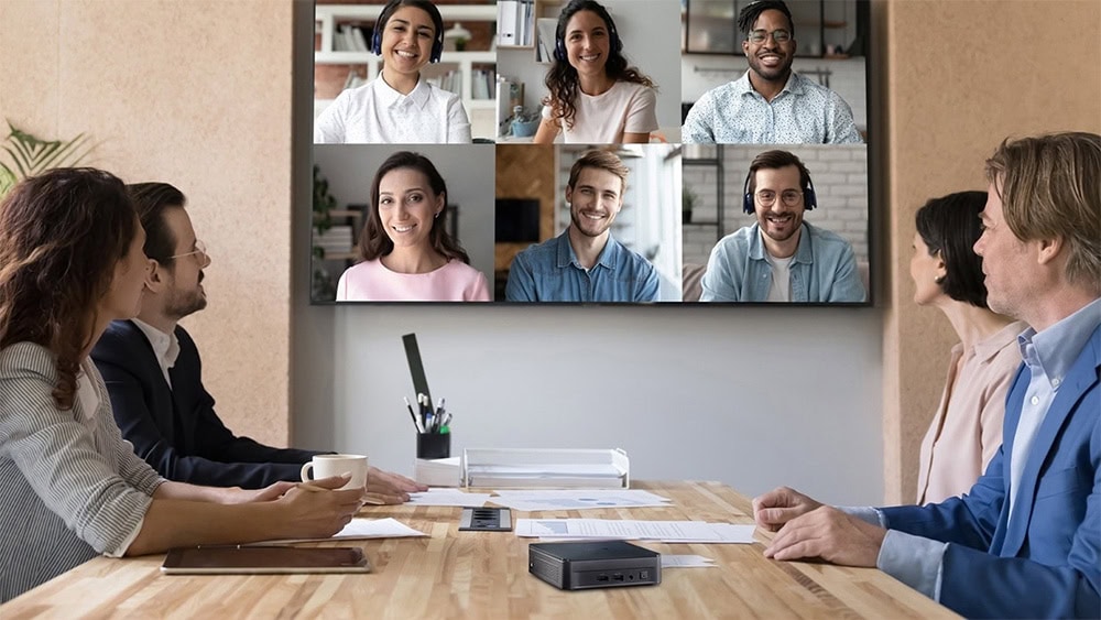 ASUS NUC 12 Pro İş toplantısı video konferans, uzaktan çalışma ve online görüşme, ofis ortamında takım iletişimi ve ekip çalışması, modern iş dünyası ve teknolojik toplantı çözümü, profesyonel online iletişim.