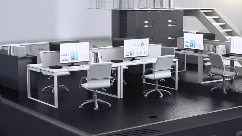 ASUS MiniPC PB63 Farklı bilgisayar monitörleri ve ofis çalışma istasyonlarıyla modern ve profesyonel ofis ortamı.
