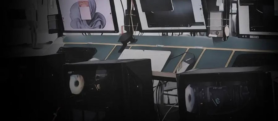 Dijital oyun ve bilgisayar ekipmanlarıyla donatılmış çok monitörlü oyun stüdyosu, yüksek performanslı oyuncu bilgisayarı ve profesyonel gaming ekipmanlarıyla hazırlanmış modern çalışma alanı.