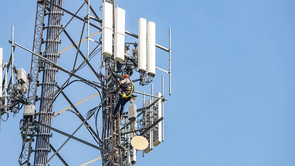 NUC 13 Pro Kit Yüksekten Telekomünikasyon Kulesi Çalışması, telekomünikasyon altyapısı ve antenler, teknik ekip ve ekipman ile iletişim kuleleri, mobil iletişim ve uydu haberleşmesi, telekom inovasyonu ve teknolojisi.