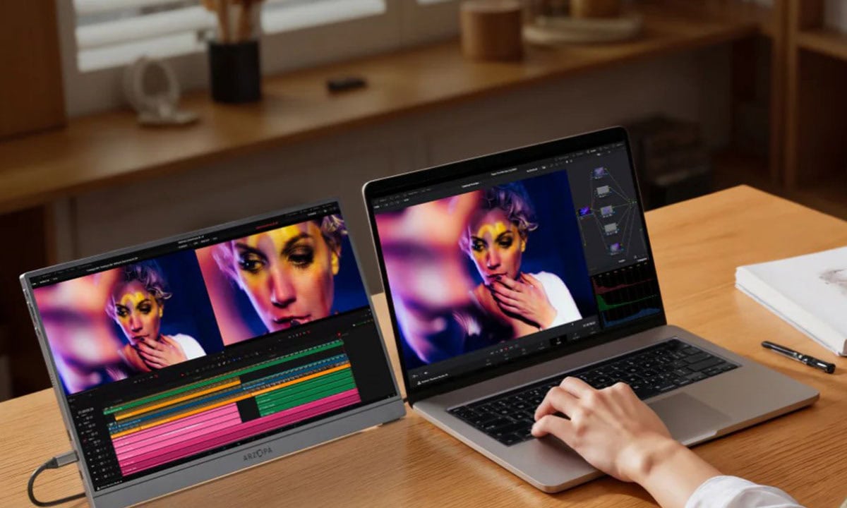 Yüksek çözünürlüklü monitörlerde renkli dijital sanat ve düzenleme çalışmaları yaparken iki laptop kullanımı, grafik tasarım ve video düzenleme işlemleri, çalışma ortamı, modern ofis dekorasyonu, yaratıcı projeler, teknoloji ve grafik tasarım, profesyonel içerik üretimi, görsel sanatlar ve dijital medya odaklı.