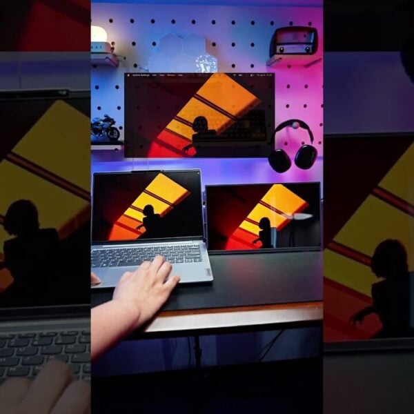 Oyun ve çalışma için yüksek teknolojili dizüstü bilgisayar, monitör ve aksesuarlar, modern ve renkli arka plan ile gaming ve ofis kullanımı için ideal.